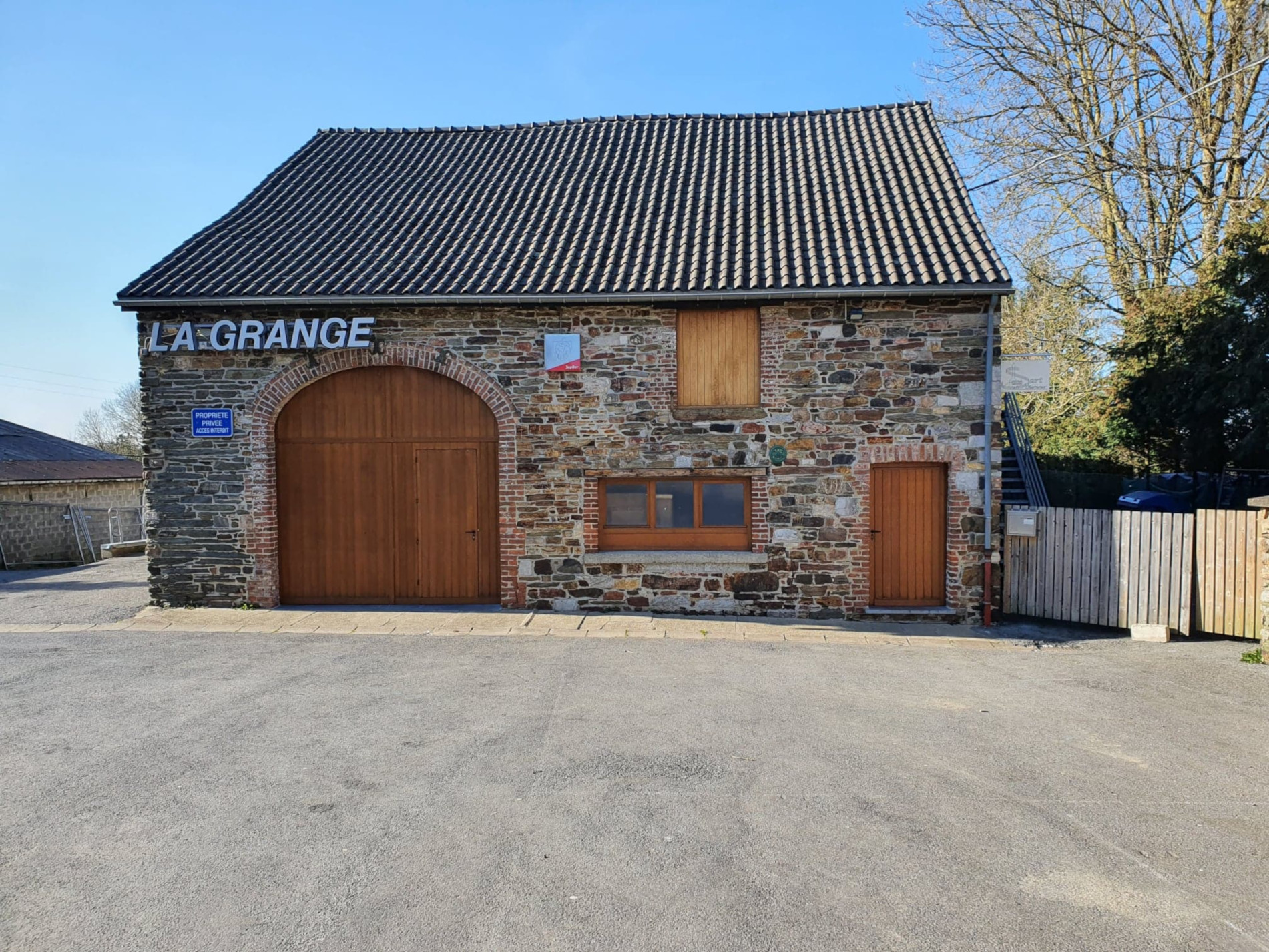 Photo Salle La Grange Haut Extérieur Façade